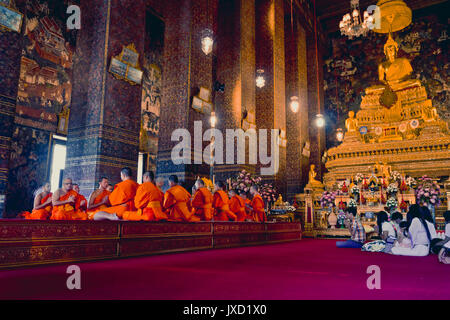 BANGKOK, THAILAND - 26. Dezember 2016: Buddhistische Mönche im Wat Pho Tempel in Thailands Hauptstadt Bangkok beten. Stockfoto