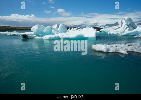 Island - Klare blaue Wasser des Gletschersees mit Eis bedeckt Stockfoto
