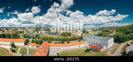 Vilnius, Litauen. Moderne Stadt und Teil der Altstadt unter dramatischen Himmel im Sommer Tag. Neue Arsenal, Fundament der Kirche von St. Ann und St. Barbara, O Stockfoto