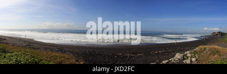Panorama eines schwarzen Sandstrands in Bali, Indonesien Stockfoto