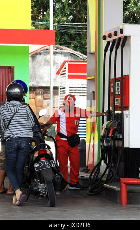 Kuta / Bali - 12. September 2016: Benzin Telefonzentrale bis Motorrad Befüllen aus einer pertamina Tankstelle in Bali. Stockfoto