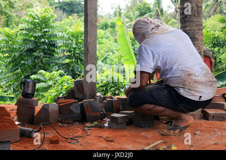 Balinesische Arbeiter bauen dekoratives Element in Bali. Stockfoto