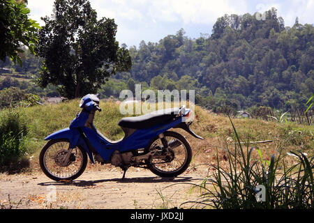 Alten blauen Moped/Motorrad in ländlichen Bali, Indonesien Stockfoto