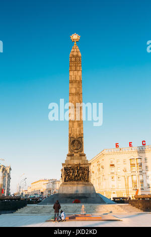 Denkmal mit ewiger Flamme zu Ehren des Sieges des Soldaten der sowjetischen Armee und Partisanen von Belarus In den großen Vaterländischen Krieg. Platz des Sieges In Stockfoto