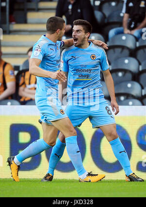 Wolverhampton Wanderers" Ruben Neves (rechts) feiert zählen seine Seiten erstes Ziel mit Teamkollege Conor Coady während der Sky Bet Championship Match am KCOM Stadion, Hull. Stockfoto