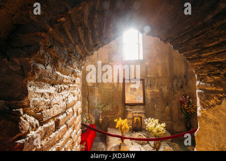 Mzcheta, Georgia. Blick durch Bogen an die Ikone der Gottesmutter unter dem Fenster Im Innenbereich von Jvari Kirche, alten georgischen orthodoxen Kloster Stockfoto