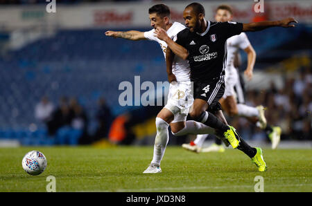 Leeds United ist Pablo Hernandez (links) und Fulham Dennis Odoi Kampf um den Ball in den Himmel Wette Championship Match an der Elland Road, Leeds. Stockfoto