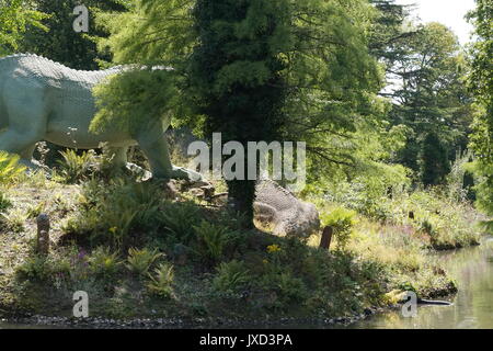 Iguanodon Statuen in der Dinosaurier, in Crystal Palace, London Stockfoto