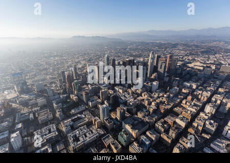 Diesigen nachmittag Luftaufnahme der städtischen Straßen und Gebäude in der Innenstadt von Los Angeles, Kalifornien. Stockfoto