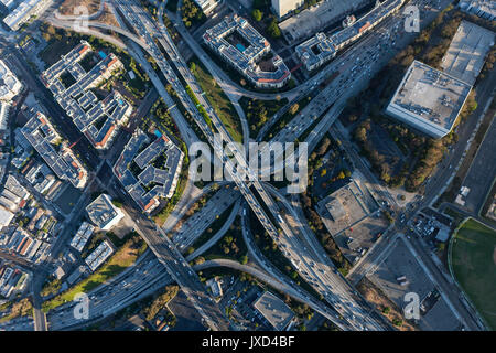 Los Angeles Harbor 110 und Hollywood 101 Autobahnanschlussstelle Verkehr in Südkalifornien. Stockfoto