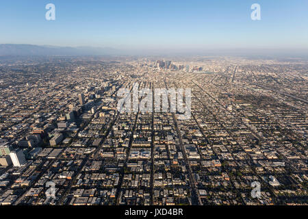 Smoggy Sommernachmittag Luftaufnahme von der Mitte der Stadt, Koreatown und Downtown Los Angeles in Südkalifornien. Stockfoto