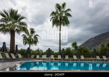 Außenpool mit Sonnenliegen und Sonnenschirme in Wetter Stockfoto