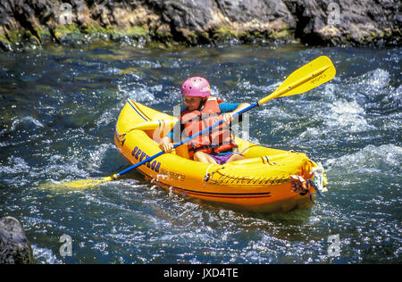 Kindheit junge Person Kind 9-12 Jahre whitewater rafting Stromschnellen Rogue River, Oregon paddeln physische Stärke Übung © Myrleen Pearson Stockfoto