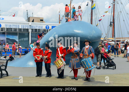 Halifax, Nova Scotia, Kanada - 29. Juli 2017: Schauspieler in historischen Kostümen reenact Kolonialzeit während des Tall Ships Fall an der Uferfront. Stockfoto