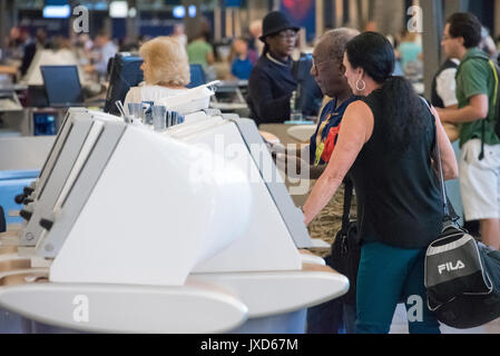 Reisen Senioren bei Delta Air Lines Self Check-in-Automaten an Hartsfiled-Jackson Atlanta International Airport in Atlanta, Georgia, USA. Stockfoto