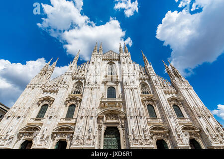 Blick auf den Mailänder Dom - Duomo di Milano an einem schönen Tag, Italien Stockfoto