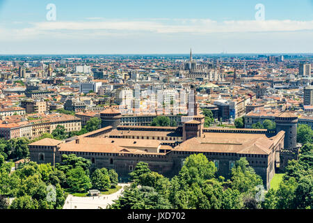 Luftbild von der Branca Turm (Torre Branca) Der sforza Burg (Castello Sforzesco) und das Stadtbild von Mailand, Italien Stockfoto