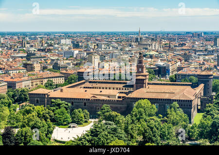 Luftbild von der Branca Turm (Torre Branca) Der sforza Burg (Castello Sforzesco) und das Stadtbild von Mailand, Italien Stockfoto