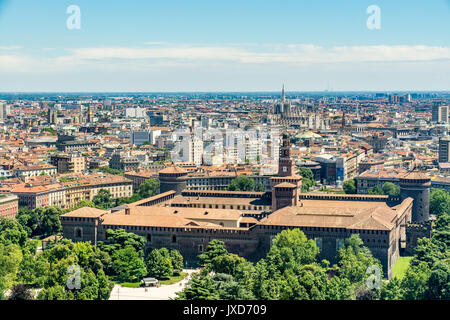 Luftbild von der Branca Turm (Torre Branca) Der sforza Burg (Castello Sforzesco) und das Stadtbild von Mailand, Italien Stockfoto