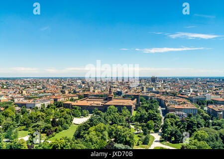 Luftbild von der Branca Turm (Torre Branca) Der sforza Burg (Castello Sforzesco) und das Stadtbild von Mailand, Italien Stockfoto