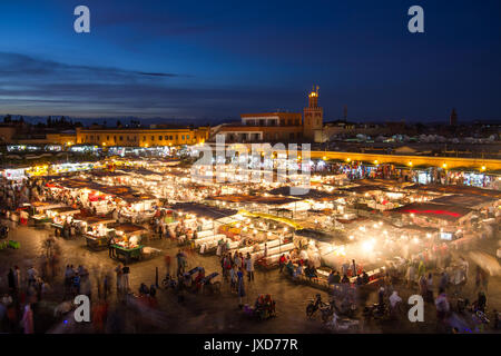 Jamaa el Fna Platz bei Dämmerung, Marrakesch, Marokko, Nordafrika. Stockfoto