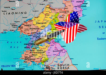 Dart mit American Flag Motif markante Pjöngjang auf der Karte von Nordkorea Stockfoto