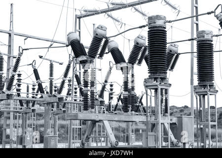 Keramische Isolatoren auf einer hohen Spannung installation, Schwarz und Weiß Foto Stockfoto