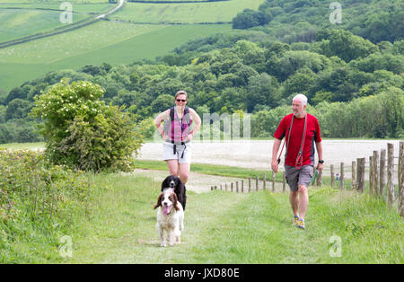 Wanderer auf dem South Downs Way zwischen Harting Downs und Pen Hill, West Sussex, England, Großbritannien Stockfoto