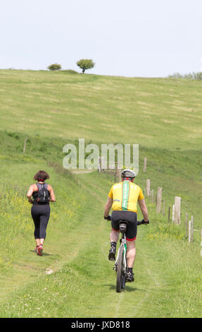 Wanderer auf dem South Downs Way zwischen Harting Downs und Pen Hill, West Sussex, England, Großbritannien Stockfoto