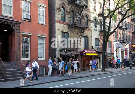 McDougal Straße aus Washington Sq mit Restaurants in New York - USA Stockfoto