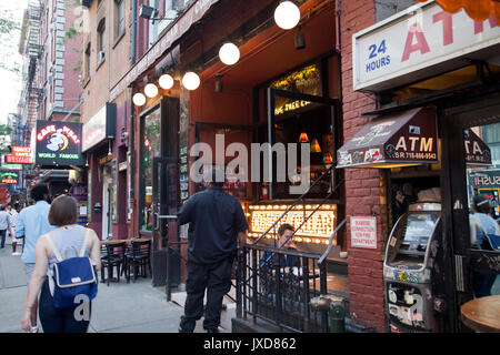 McDougal Straße aus Washington Sq mit Restaurants in New York - USA Stockfoto