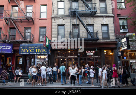 McDougal Straße aus Washington Sq mit Restaurants in New York - USA Stockfoto