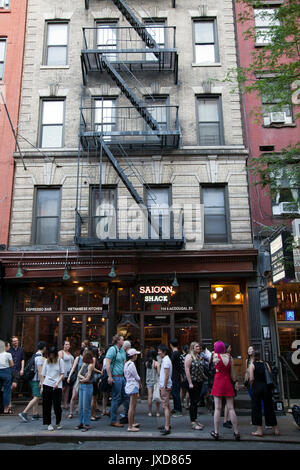 McDougal Straße aus Washington Sq mit Restaurants in New York - USA Stockfoto