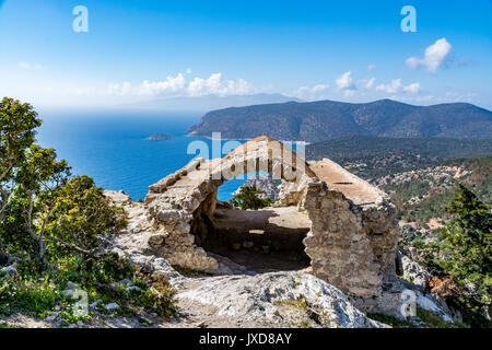 Ruinen einer Kirche in Monolithos Castle und schöne Landschaft sehen, die Insel Rhodos, Griechenland Stockfoto