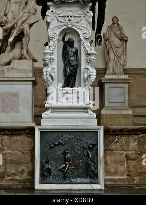 Perseus mit dem Haupt der Medusa ist eine Bronzeskulptur von Benvenuto Cellini, die in der Periode 1545-1554. Die Skulptur steht auf einem quadratischen Sockel mit Bronze relief Panels, die die Geschichte von Perseus und Andromeda, ähnlich einer Predella auf einem Altarbild. Es befindet sich in der Loggia dei Lanzi Piazza della Signoria in Florenz, Italien. Stockfoto