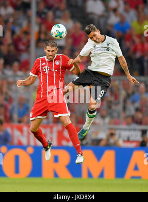 01.08.2017, Fussball 1. Liga 2017/2018, AUDI-Cup 2017, Halbfinale FC Bayern München - FC Liverpool, in der Allianz-Arena München, v. li: Javi Martinez (FC Bayern München) gegen Roberto Firmino (Liverpool). Foto: Cronos/MIS Stockfoto