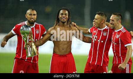 05.08.2017, DFL Supercup 2017, Borussia Dortmund - FC Bayern München, im Signal Iduna Park Dortmund. Sieger Bayern München feiert mit dem Pokal, v.l. Arturo Vidal (Bayern München), Renato Sanches (Bayern München), Rafinha (Bayern München) und Franck Ribery (Bayern München) Foto: Cronos/MIS Stockfoto