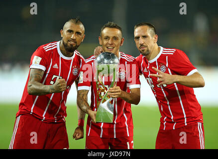 05.08.2017, DFL Supercup 2017, Borussia Dortmund - FC Bayern München, im Signal Iduna Park Dortmund. Sieger Bayern München feiert mit dem Pokal, v.l. Arturo Vidal (Bayern München), Rafinha (Bayern München) und Franck Ribery (Bayern München) Foto: Cronos/MIS Stockfoto