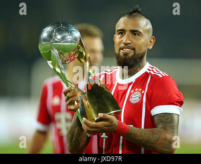 05.08.2017, DFL Supercup 2017, Borussia Dortmund - FC Bayern München, im Signal Iduna Park Dortmund. Sieger Bayern München feiert mit dem Pokal, Arturo Vidal (Bayern München) Foto: Cronos/MIS Stockfoto