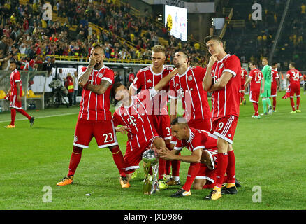 05.08.2017, DFL Supercup 2017, Borussia Dortmund - FC Bayern München, im Signal Iduna Park Dortmund. Sieger Bayern München feiert mit dem Pokal, v.l. Arturo Vidal (Bayern München), Thomas Müller (Bayern München), Joshua Kimmich (Bayern München), Franck Ribery (Bayern München), Rafinha (Bayern München) und Robert Lewandowski (Bayern München) Foto: Cronos/MIS Stockfoto