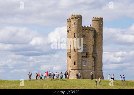 Broadway Tower an einem langen Sommertag in der Nähe von Broadway, die Cotswolds, Worcestershire, England, Großbritannien Stockfoto