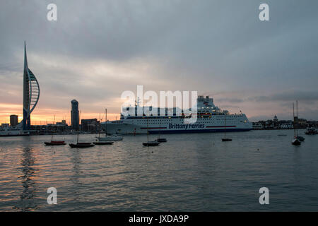 Brittany Ferries Fähre MV Normandie ankommen in Portsmouth von Caen am 16. August 2017. Die Spinnaker Tower befindet sich auf der linken Seite des Bildes Stockfoto