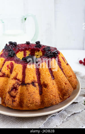 Frisch gebackene Kuchen mit Sommer Beeren, Kanne Milch auf weißem Hintergrund Stockfoto
