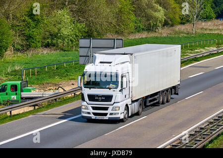 Düsseldorf, Deutschland - 20. April 2017: Autobahn mit große Ladung LKW Transport von Gütern mit Geschwindigkeit Stockfoto