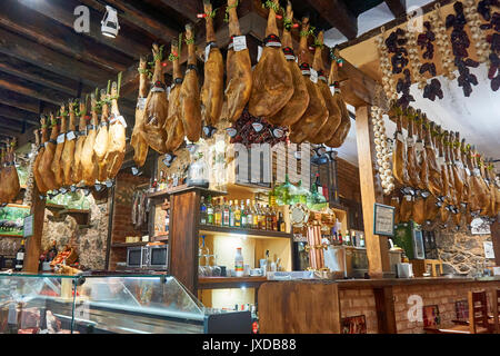 Santa Cruz de Tenerife, Spain-January 2017: Fleischerzeugnisse für den Verkauf in Teneriffa, Spanien Stockfoto