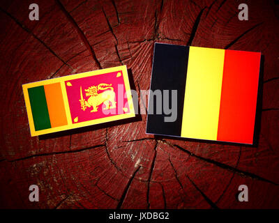 Sri Lanka Fahne mit belgischer Flagge auf einem Baumstumpf isoliert Stockfoto