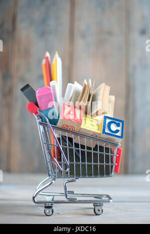 Warenkorb mit Vorlage gefüllt Stockfoto
