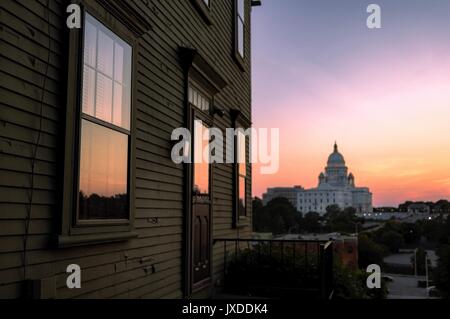 Einen schönen August Sonnenuntergang in Providence, RI gegen die Landeshauptstadt Gebäude. Stockfoto