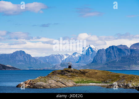Polarkreis Denkmal Globus Skulptur auf vikingen Insel an der Westküste. Gemeinde Rødøy, Nordland, Norwegen, Skandinavien Stockfoto