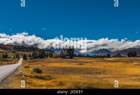 Blick von der Straße auf den Feldern in den Anden Peru Stockfoto